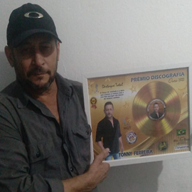 Cantor Tony Ferreira